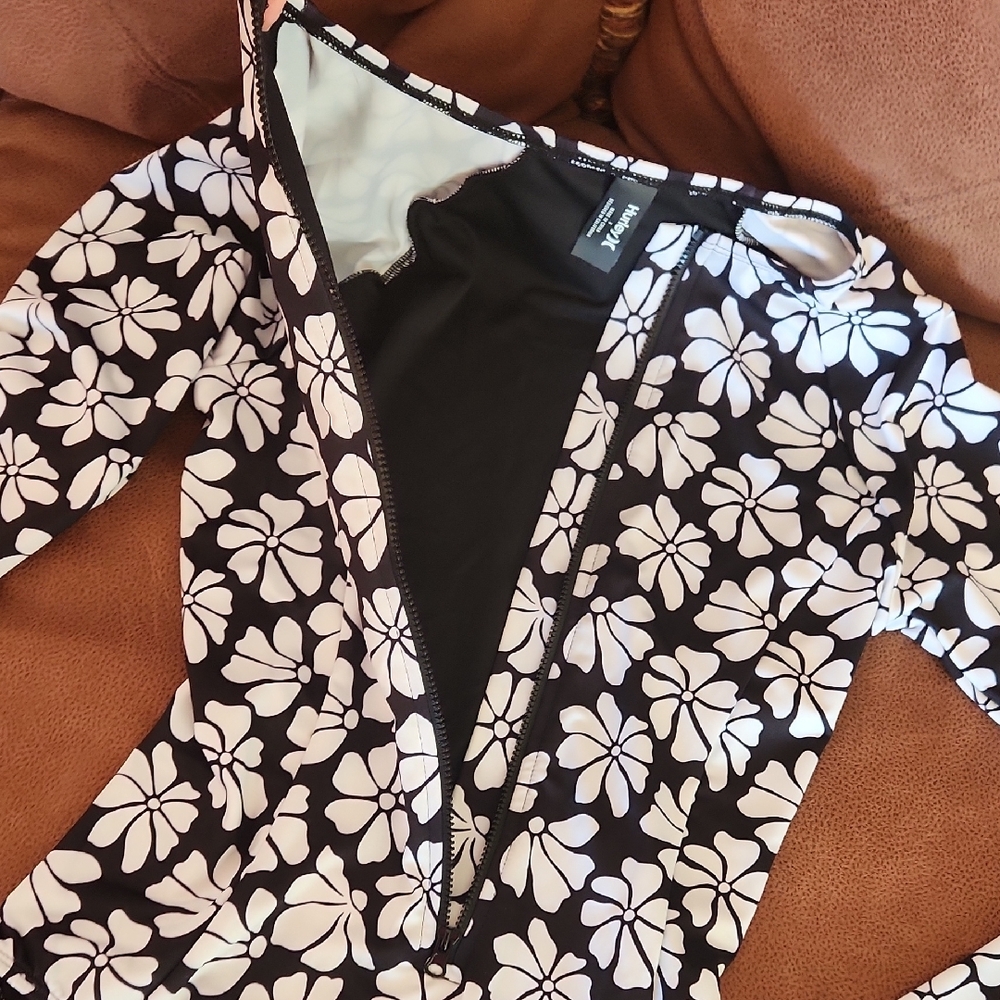 Hurley Black & White Floral Long-Sleeve One-Piece - Picture 5 of 13